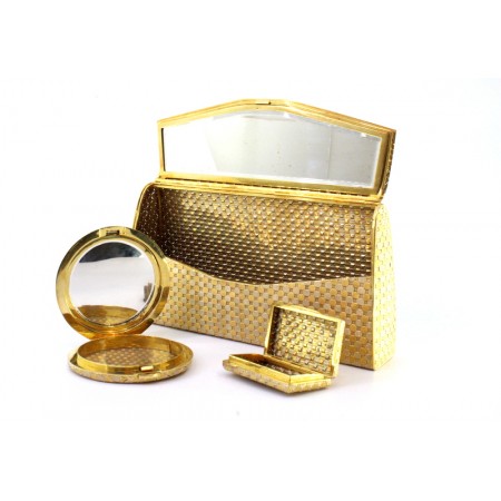 Conjunto de toilette em ouro com bolsa com espelho, caixa de maquilhagem e caixa de comprimidos com relevos 